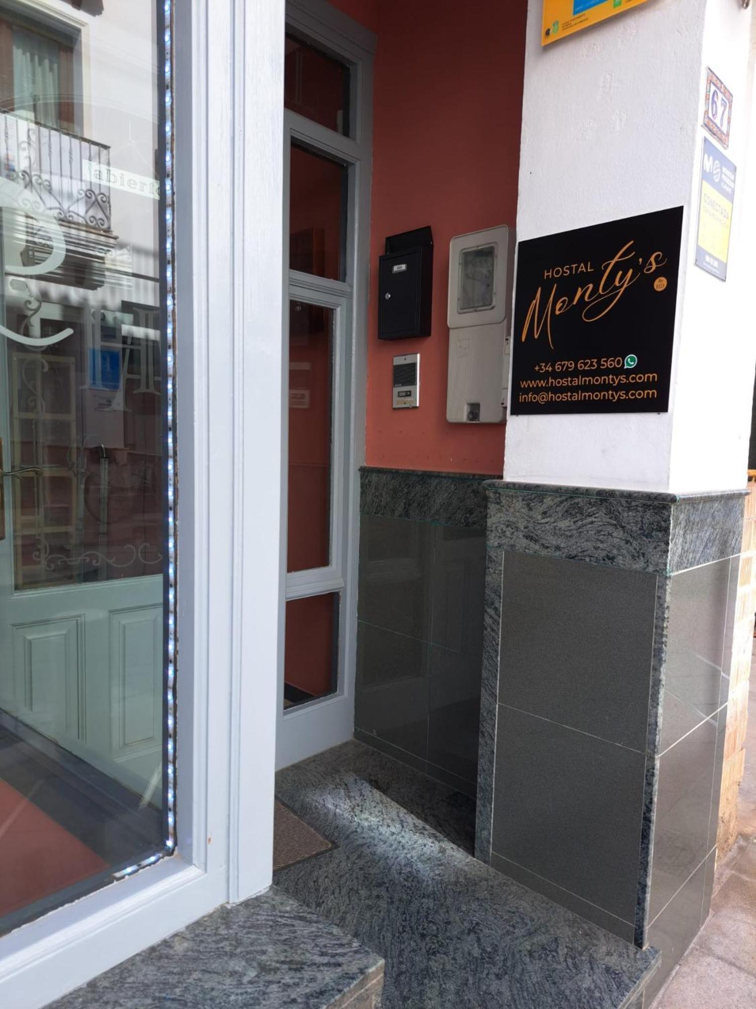 Hostal Montys Nerja Exterior photo