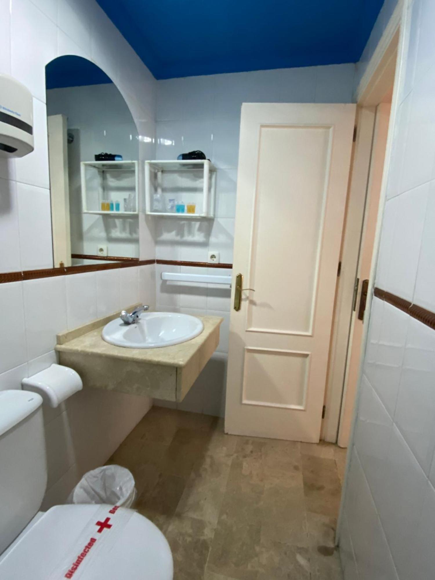 Hostal Montys Nerja Exterior photo